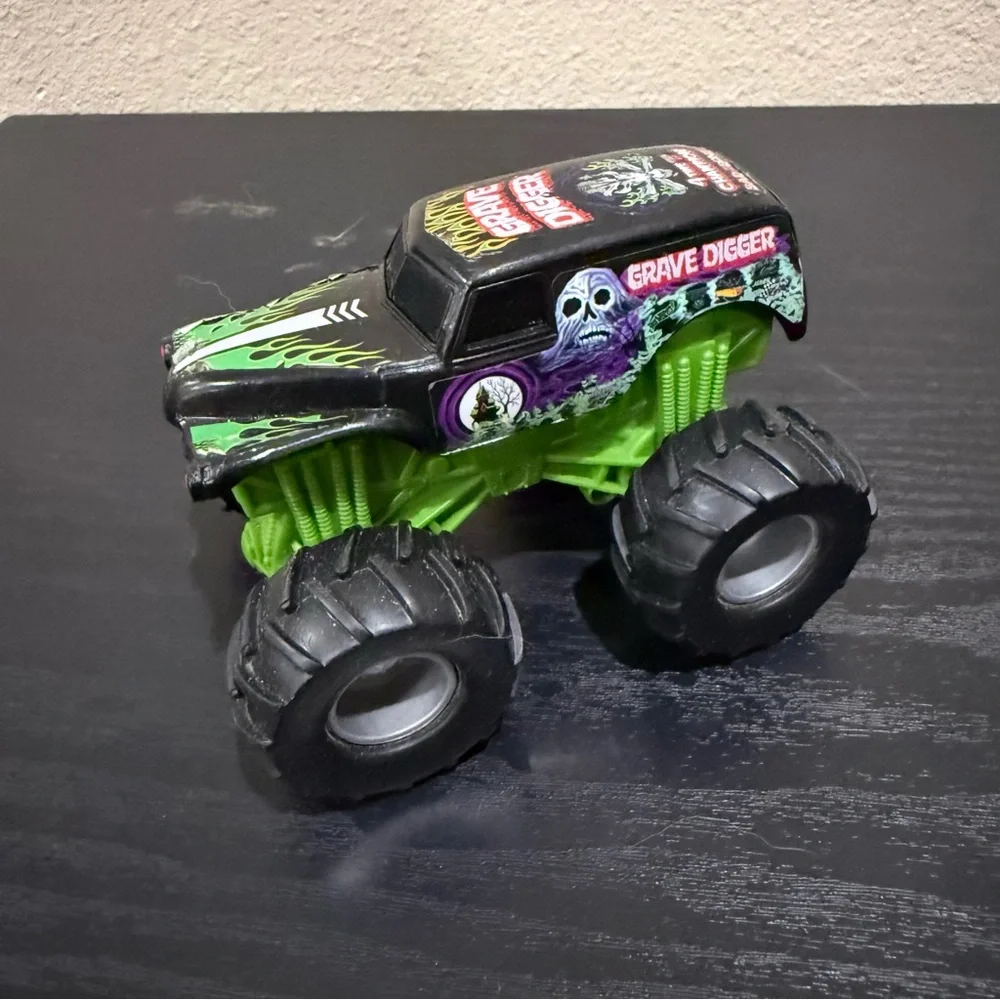 Hot Wheels Monster Jam Grave Digger Monster Truck Toy Kids Play Vehicle‎